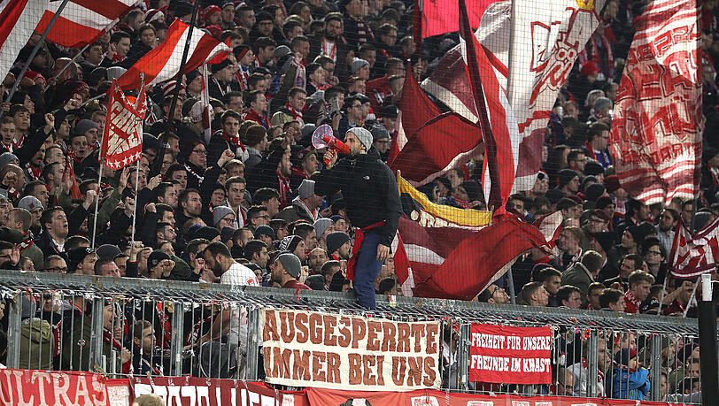 In der Vorweihnachtzeit besuchen die Bayern-Stars wieder einige Fanclubs. In der Vorweihnachtzeit besuchen die Bayern-Stars wieder einige Fanclubs.