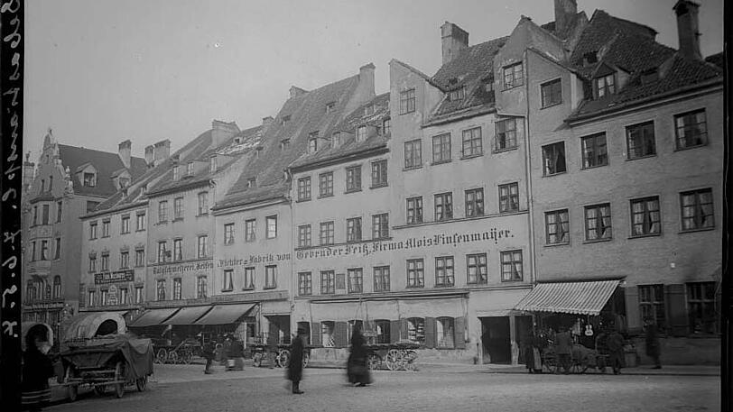Hier am Sebastiansplatz hat sich wenig verändert: Die alten Häusl mit den charakteristischen Dachgauben, die in München Ohrwaschl heißen.