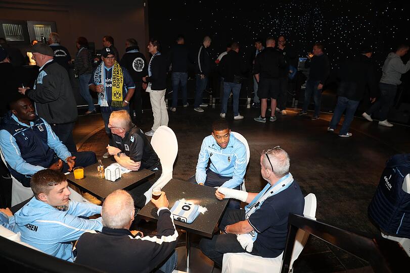 Löwen-Stars zum Anfassen: Die Bilder vom Fanabend in der "Royal-Bar" in La Manga.