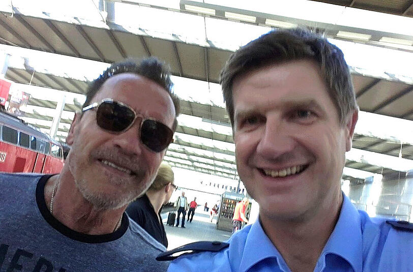 Der Polizist freute sich über ein Selfie mit dem "Terminator".