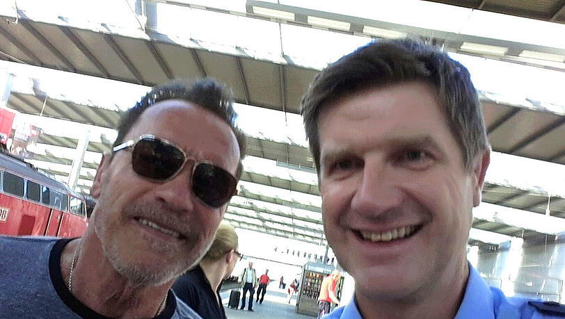 Der Polizist freute sich über ein Selfie mit dem "Terminator". Der Polizist freute sich über ein Selfie mit dem "Terminator".