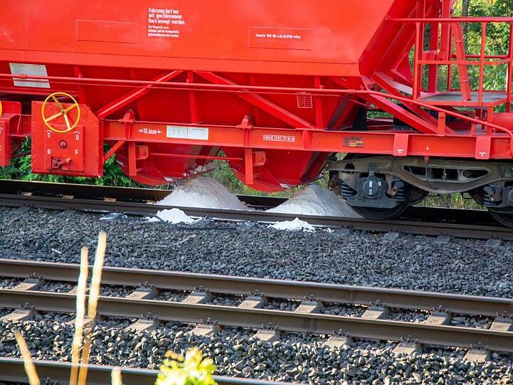 Weißes Pulver aus einem Waggon eines Güterzuges ist im Gleisbett zu sehen. Der Zug hat der Bundespolizei zufolge am Sonntagabend zwischen Bad Hersfeld und Neuhof das weiße Pulver verloren.