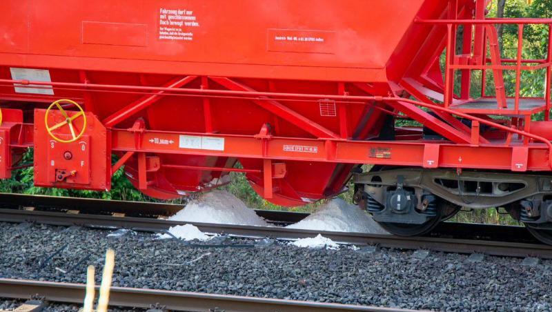 Weißes Pulver aus einem Waggon eines Güterzuges ist im Gleisbett zu sehen. Der Zug hat der Bundespolizei zufolge am Sonntagabend zwischen Bad Hersfeld und Neuhof das weiße Pulver verloren. Weißes Pulver aus einem Waggon eines Güterzuges ist im Gleisbett zu sehen. Der Zug hat der Bundespolizei zufolge am Sonntagabend zwischen Bad Hersfeld und Neuhof das weiße Pulver verloren.
