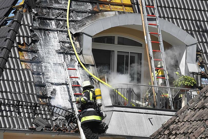 Der Dachstuhlbrand richtete einen erheblichen Schaden an, verletzt wurde zum Glück niemand.