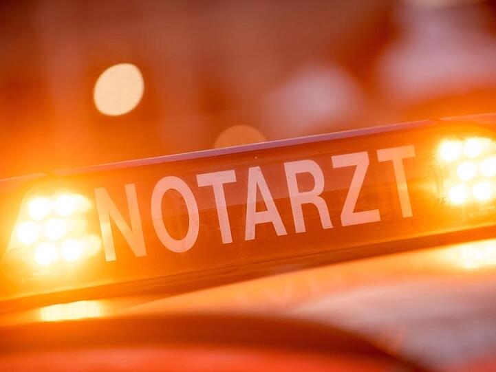 Ein Dachschild mit der Aufschrift "Notarzt". Foto: Lino Mirgeler/dpa/Symbolbild