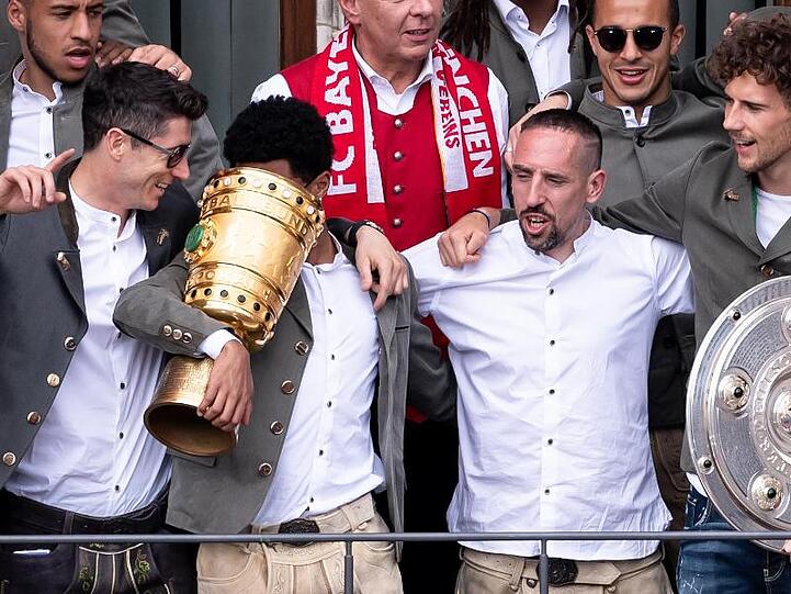 Lewandowski, Gnabry, Ribéry und Goretzka vom FC Bayern München feiern auf dem Balkon des Rathauses. Foto: Sven Hoppe
