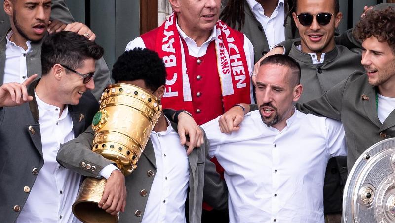 Lewandowski, Gnabry, Ribéry und Goretzka vom FC Bayern München feiern auf dem Balkon des Rathauses. Foto: Sven Hoppe Lewandowski, Gnabry, Ribéry und Goretzka vom FC Bayern München feiern auf dem Balkon des Rathauses. Foto: Sven Hoppe