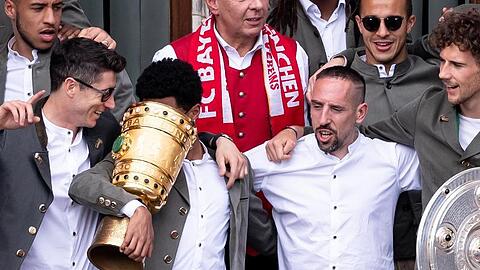Lewandowski, Gnabry, Ribéry und Goretzka vom FC Bayern München feiern auf dem Balkon des Rathauses. Foto: Sven Hoppe