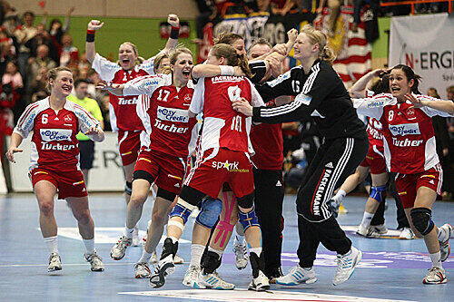 Ein verschworener Haufen: Die Club-Handballerinas beim kollektiven Jubel nach dem 28:28-Coup gegen Valcea in der Champions League.