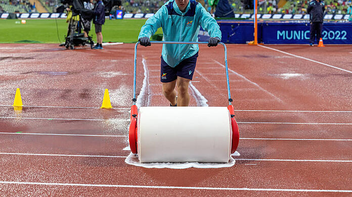 Da werden Erinnerungen an die Wasserschlacht von Frankfurt bei der WM 1974 wach: Nach heftigen Regenfällen am Donnerstagabend musste im Olympiastadion der Anlaufbereich bei den Hochspringern von den Wassermassen befreit werden.
