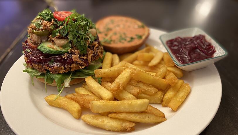Dieser vegane Burger kommt bei den Gästen des Mathilda sehr gut an. Das Beste: Sie brauchen keine Zusatzstoffe und Bindemittel dafür.