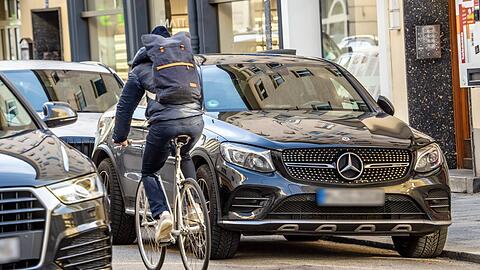 Ein Mercedes parkt in Schwabing.  (Symbolbild)