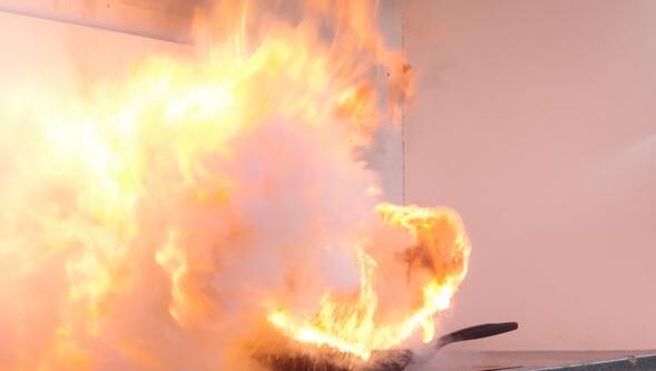 Wenn man einen Fettbrand mit Wasser zu l&ouml;schen versucht, breiten sich die Flammen explosionsartig aus. (Symbolbild)