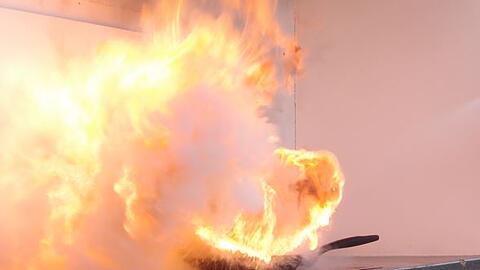 Wenn man einen Fettbrand mit Wasser zu l&ouml;schen versucht, breiten sich die Flammen explosionsartig aus. (Symbolbild)