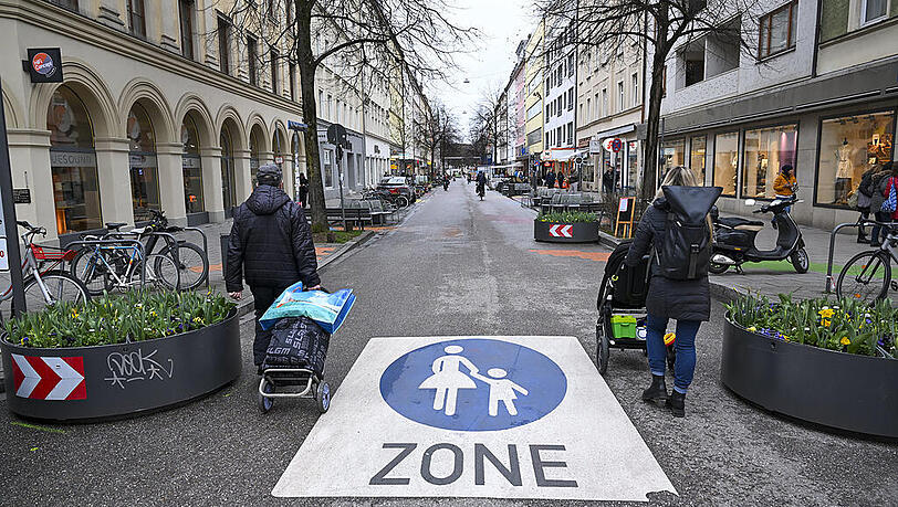 Fu&szlig;g&auml;nger spazieren auf der Stra&szlig;e, Blumenk&uuml;bel stehen herum, Autos m&uuml;ssen (weitgehend) drau&szlig;en bleiben: Von Sommer 2024 bis Sommer 2025 war dieser Abschnitt der Wei&szlig;enburger Stra&szlig;e schon mal testweise Fu&szlig;g&auml;ngerzone.