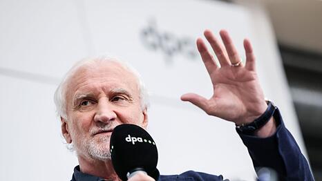 Rudi V&ouml;ller h&auml;lt die Debatte um einen WM-Boykott f&uuml;r sinnlos.