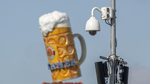 &Uuml;berwachungskameras der Polizei gibt es schon seit einigen Jahren auf der Wiesn, heuer kommen noch KI-Kameras der Stadt dazu.