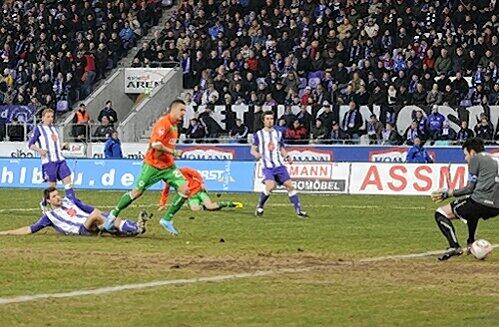 Schnellschuss mitten ins Glück: Schon nach 28 Sekunden trifft Sercan Sararer zur Fürther 1:0-Führung &ndash; durch die Beine von Osnabrücks Keeper Tino Berbig (rechts).
