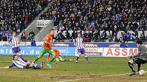 Schnellschuss mitten ins Glück: Schon nach 28 Sekunden trifft Sercan Sararer zur Fürther 1:0-Führung &ndash; durch die Beine von Osnabrücks Keeper Tino Berbig (rechts).