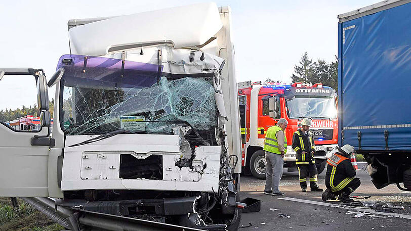 Der Lkw-Unfall legte die A8 mitten im Berufsverkehr lahm. Die Bilder.