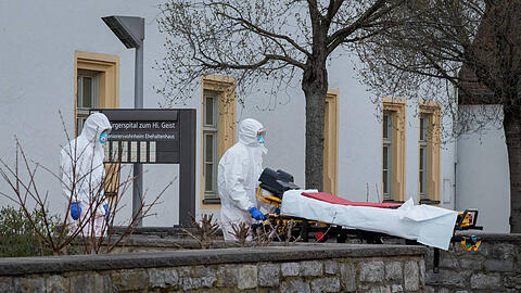 Sanitäter vom Bayerischen Roten Kreuz (BRK) kommen in das Seniorenheim St. Nikolaus in Würzburg. Dort sind viele Bewohner am Coronavirus gestorben. BRK-Geschäftsführer Leonhard Stärk fordert deshalb vor allem in Heimen ausreichenden Schutz.