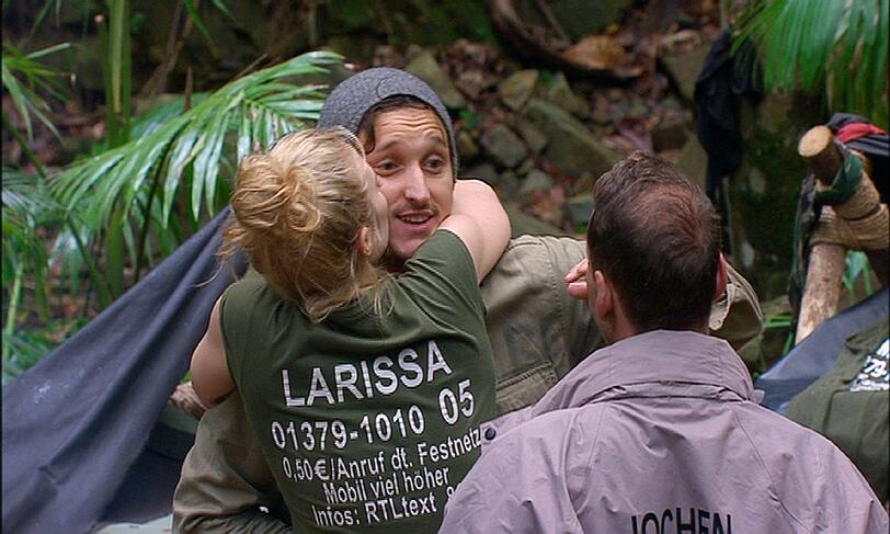 Nach der Prüfung berichtet Marco seinen Mitcampern von den traumtischen Erfahrungen.