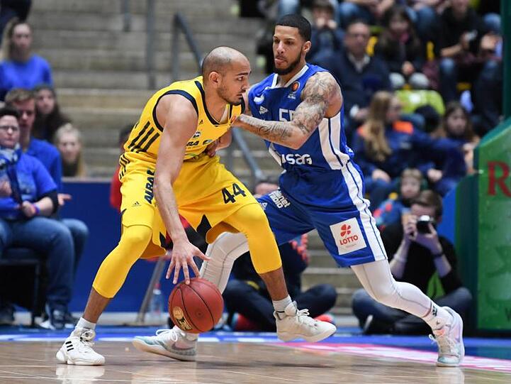 Frankfurts Tyler Larson (r) und Berlins Stefan Peno kämpfen in der Fraport Arena um den Ball. Foto: Arne Dedert/Archiv