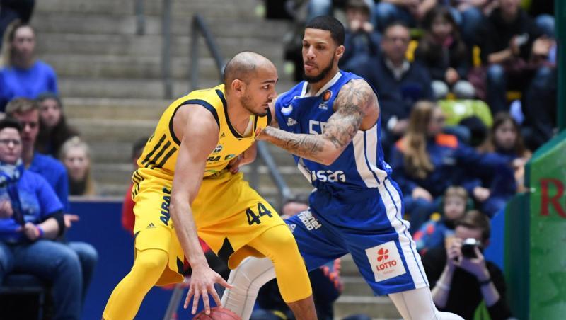 Frankfurts Tyler Larson (r) und Berlins Stefan Peno kämpfen in der Fraport Arena um den Ball. Foto: Arne Dedert/Archiv Frankfurts Tyler Larson (r) und Berlins Stefan Peno kämpfen in der Fraport Arena um den Ball. Foto: Arne Dedert/Archiv