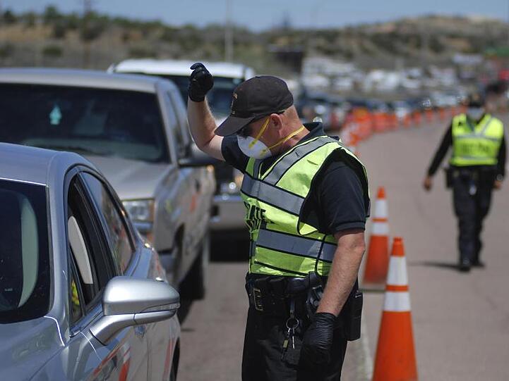 Polizisten kontrollieren im US-Bundesstaat New Mexico, ob nicht mehr als zwei Personen in den vorbeifahrenden Autos sitzen.