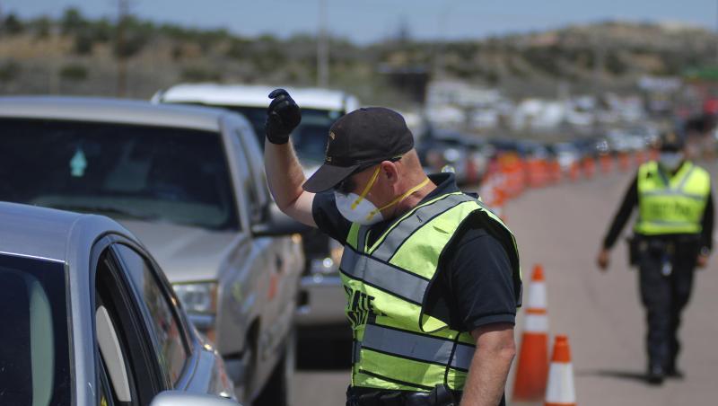 Polizisten kontrollieren im US-Bundesstaat New Mexico, ob nicht mehr als zwei Personen in den vorbeifahrenden Autos sitzen. Polizisten kontrollieren im US-Bundesstaat New Mexico, ob nicht mehr als zwei Personen in den vorbeifahrenden Autos sitzen.