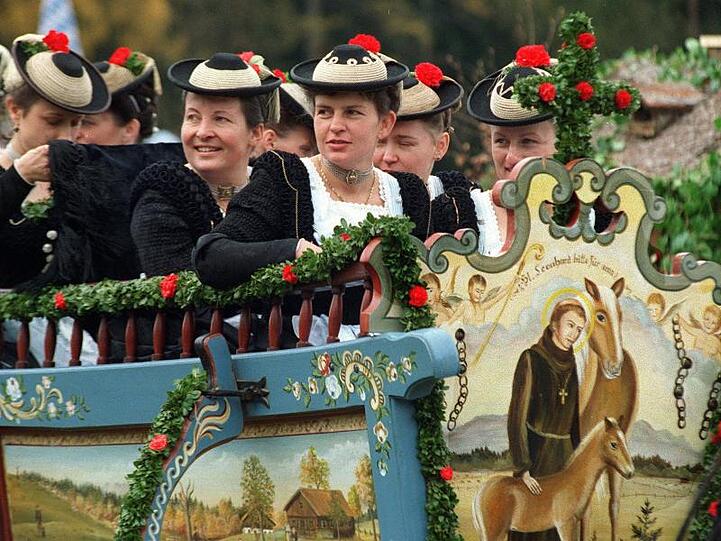 Frauen in traditioneller Kleidung auf einem Wagen zur Leonhardifahrt. Foto: Frank Mächler/dpa