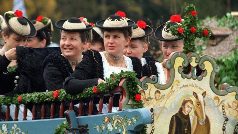 Frauen in traditioneller Kleidung auf einem Wagen zur Leonhardifahrt. Foto: Frank Mächler/dpa Frauen in traditioneller Kleidung auf einem Wagen zur Leonhardifahrt. Foto: Frank Mächler/dpa