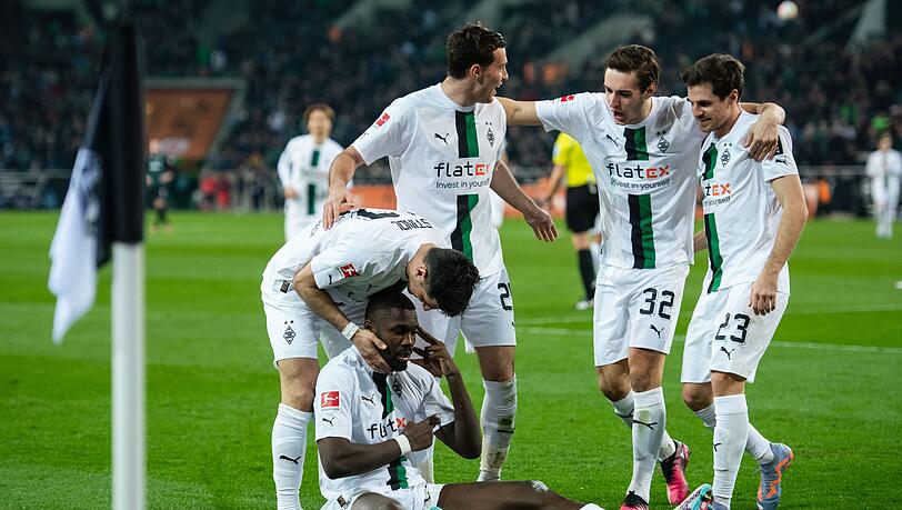 Jonas Hofmann (r) und die Gladbacher kamen gegen Werder Bremen nicht über ein 2:2 hinaus.