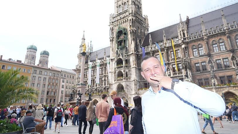 Cannabis-Aktivist Josef Miehling am Marienplatz in München. Noch klemmt aber kein Joint zwischen den Fingern seiner Hand.