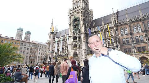 Cannabis-Aktivist Josef Miehling am Marienplatz in München. Noch klemmt aber kein Joint zwischen den Fingern seiner Hand.