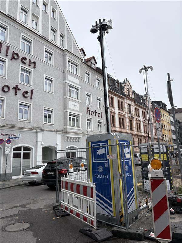 Die Kameras sollen zum einen die polizeiliche Präsenz verbessern und andererseits dazu beitragen, dass das Sicherheitsgefühl der Bevölkerung im Bahnhofsviertel wieder ansteigt. Die Kameras sollen zum einen die polizeiliche Präsenz verbessern und andererseits dazu beitragen, dass das Sicherheitsgefühl der Bevölkerung im Bahnhofsviertel wieder ansteigt.