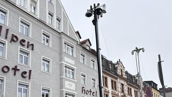 Die Kameras sollen zum einen die polizeiliche Pr&auml;senz verbessern und andererseits dazu beitragen, dass das Sicherheitsgef&uuml;hl der Bev&ouml;lkerung im Bahnhofsviertel wieder ansteigt.