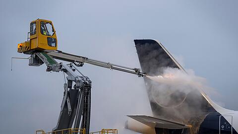Eisige Temperaturen auch in Hessen - Am Frankfurter Flughafen m&uuml;ssen Maschinen enteist werden