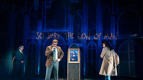 Robert Langdon (Hannes Levianto) und Sophie Neveu (Helena Charlotte Sigal) suchen nach dem Heiligen Gral.