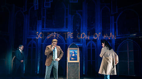Robert Langdon (Hannes Levianto) und Sophie Neveu (Helena Charlotte Sigal) suchen nach dem Heiligen Gral.