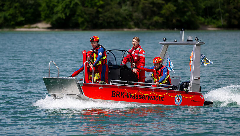 Mitglieder von DLRG und Wasserwacht bei einer Übung auf dem Langwieder See im Juni 2026. Mitglieder von DLRG und Wasserwacht bei einer Übung auf dem Langwieder See im Juni 2026.