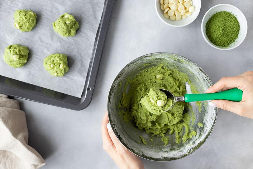 Matcha bringt auch in Geb&auml;ck sein volles Aroma zur Geltung. F&uuml;r knusprige Matcha-Cookies werden zuerst die trockenen Zutaten gemischt: 200 Gramm Dinkelmehl, zwei Teel&ouml;ffel Matcha, ein halber Teel&ouml;ffel Backpulver und eine Prise Salz kommen in eine Sch&uuml;ssel. In einer zweiten Sch&uuml;ssel werden 100 Gramm weiche Butter, 100 Gramm Kokosbl&uuml;tenzucker, ein Ei und ein Teel&ouml;ffel Vanilleextrakt mit dem Schneebesen zu einer glatten Masse verr&uuml;hrt.