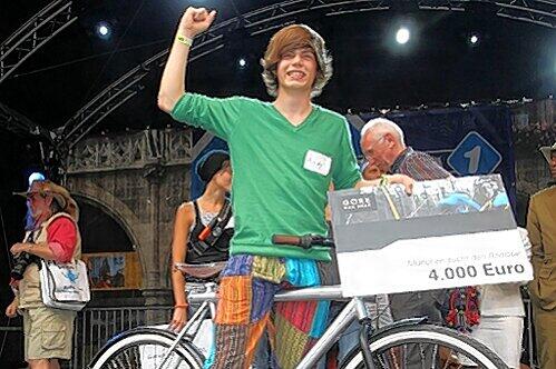 Radlstar Andy (15) freut sich über den Siegerscheck.