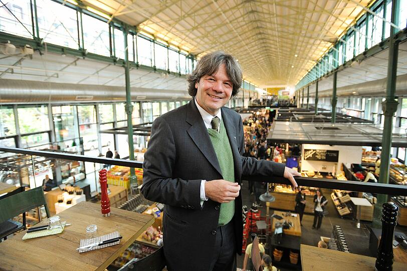 Gourmet Michael Käfer gefällt die neue Schranne - von dort oben hat er einen wunderbaren Überblick über die neuen Stände.