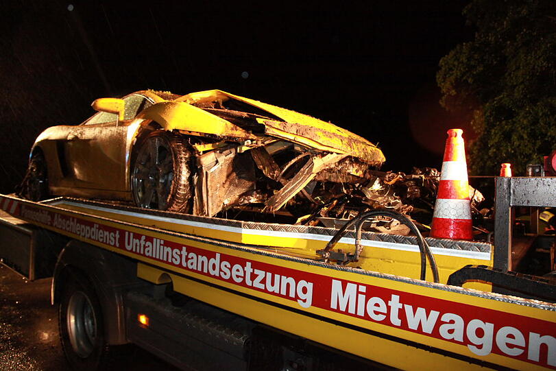 Auf regennasser Fahrbahn ist am Dienstagabend ein Münchner mit seinem Lamborghini von der Straße abgekommen und schwer verunglückt. Die Ursache war vermutlich überhöhte Geschwindigkeit. Der Fahrer musste schwer verletzt ins Krankenhaus eingeliefert werden. Die  Bilder von der Unfallstelle.