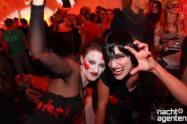 Rococo Halloween Clubbing im 8 Seasons. Mehr Bilder unter: www.nachtagenten.de.