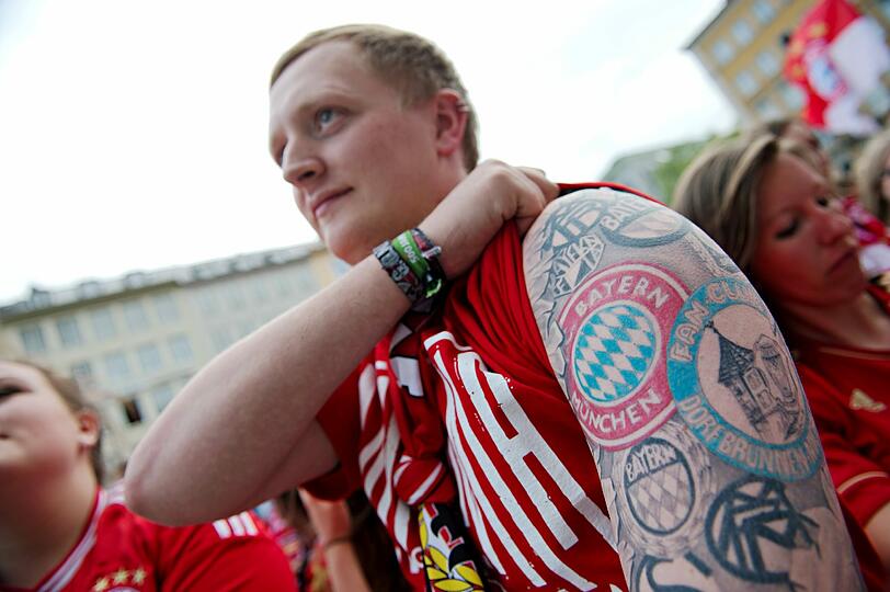 So sehen Sieger aus! Ausgelassen feiern die Bayern-Stars die früheste Meisterschaft der Geschichte. Die Bilder vom Marienplatz