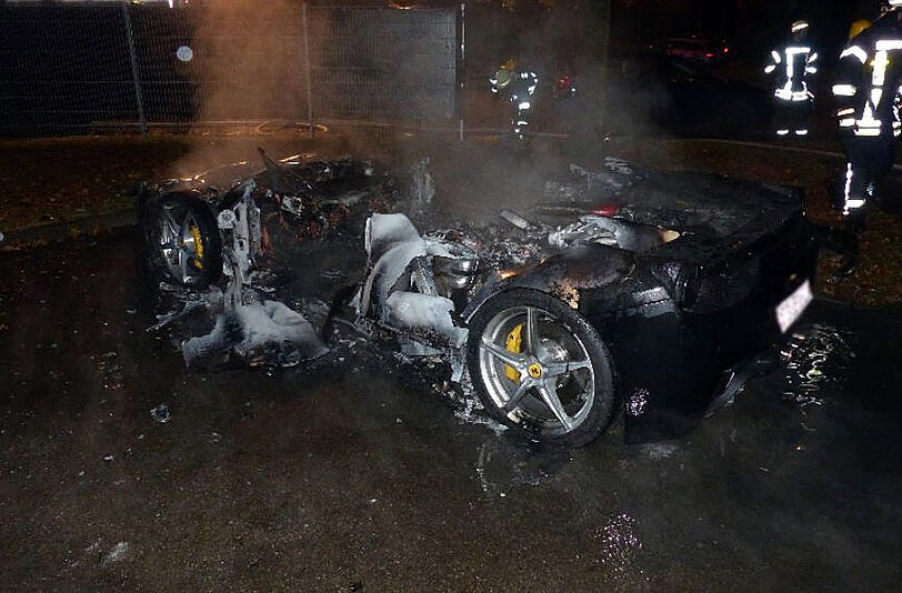 Der sündhaft teure Ferrari fiel den Flammen fast vollständig zum Opfer.