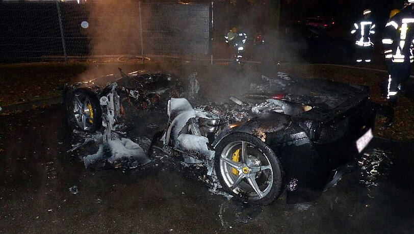 Der sündhaft teure Ferrari fiel den Flammen fast vollständig zum Opfer. Der sündhaft teure Ferrari fiel den Flammen fast vollständig zum Opfer.