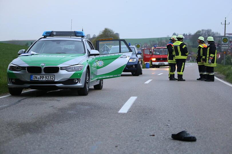 Tragisches Ende einer Partynacht: Ein Mann schlief auf der Straße ein und wurde überfahren. Bilder vom Unfallort.